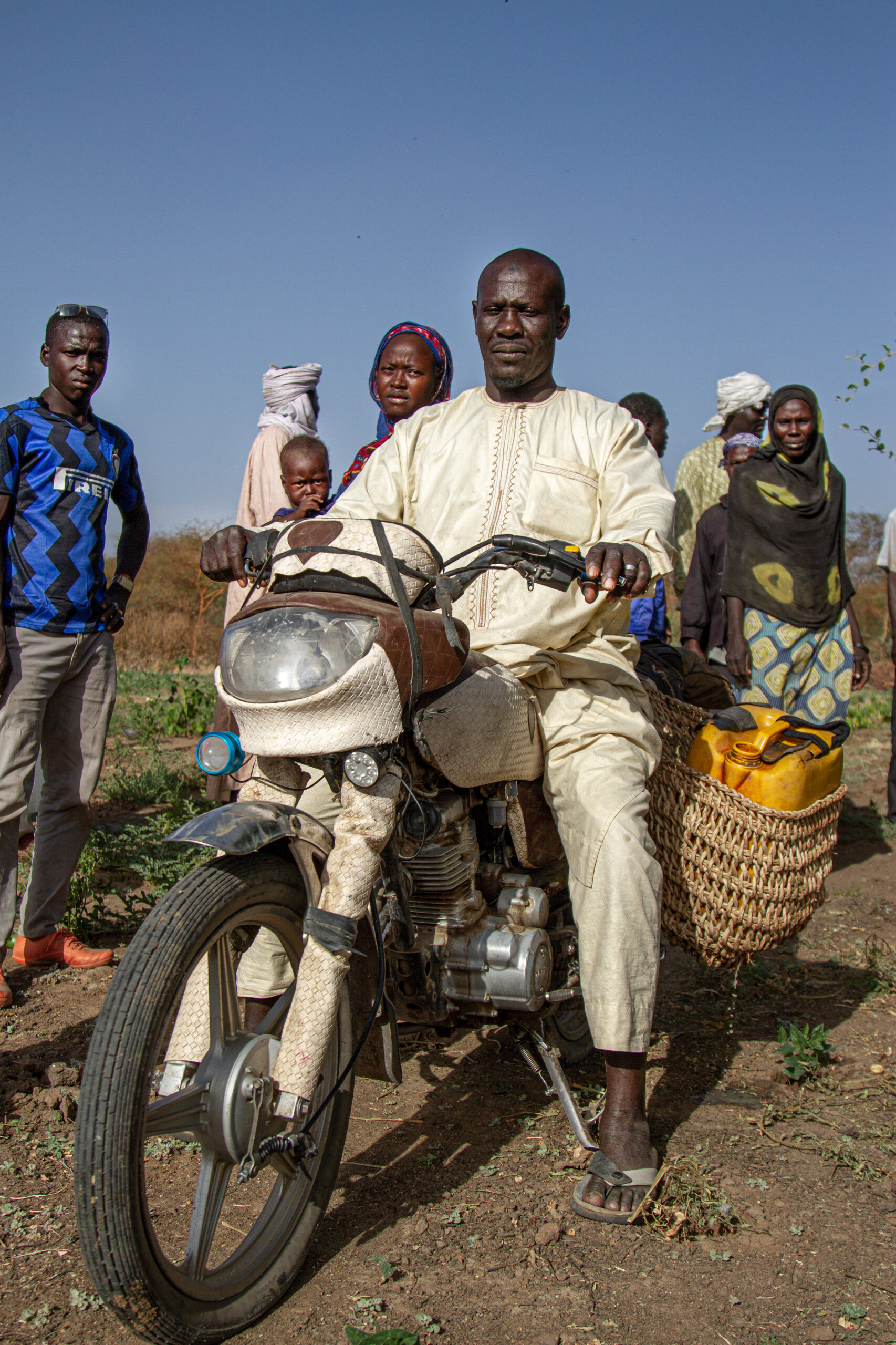A man on a motorbike carrying water for the dry fields Bokoro Chad December 12 2020
Un homme a moto transporte de l eau pour les champs secs a Bokoro au Tchad le 12 decembre 2020