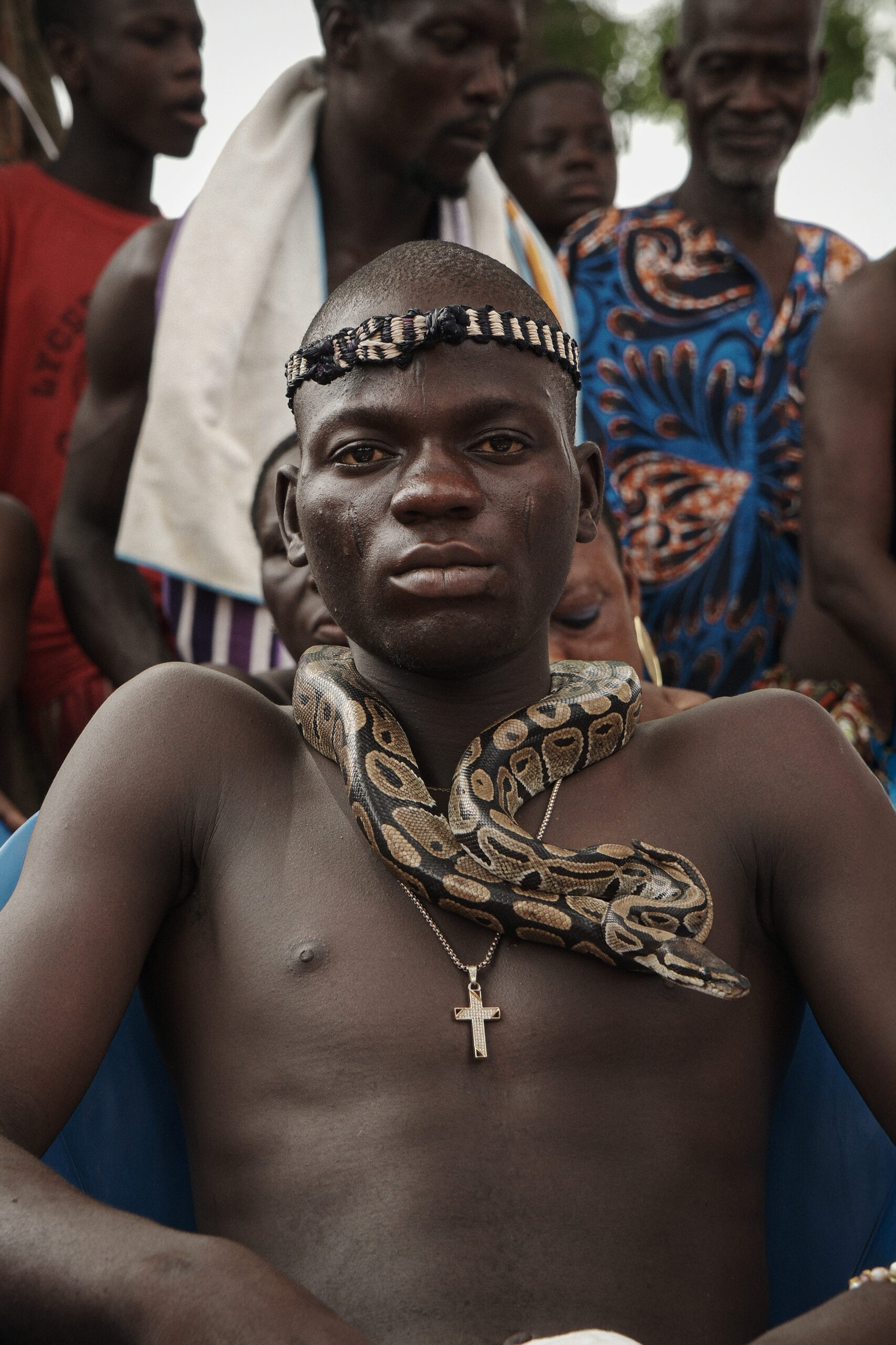 The Porto No Mad festival held in Porto-Novo, Benin, on January 18, 2025, celebrated the inauguration of Dagbe Honto Square. The event featured vibrant Vodou ceremonies attended by priests, worshippers from the Python Temple, and a diverse audience. The ceremonies highlighted the spiritual and cultural heritage of Porto-Novo, showcasing the city as a hub of African traditions.
Le festival Porto No Mad, organise a Porto-Novo au Benin le 18 janvier 2025, a celebre l’inauguration de la place Dagbe Honto. L’evenement a ete marque par des ceremonies vaudou vibrantes en presence de pretres, d’adeptes du temple des Pythons et d’un public varie. Ces ceremonies ont mis en lumiere l’heritage spirituel et culturel de Porto-Novo, soulignant son role de carrefour des traditions africaines.