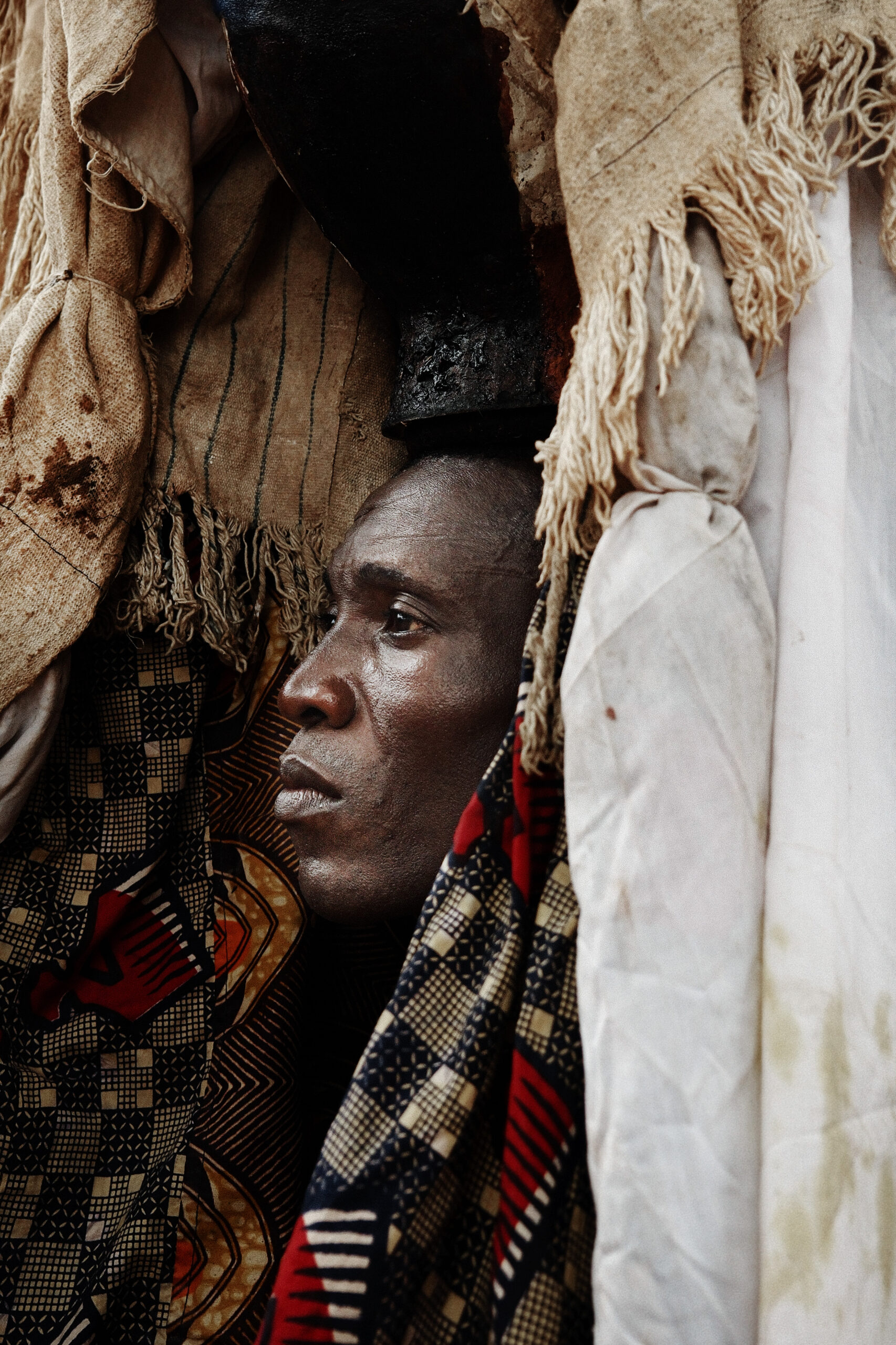 The Porto No Mad festival held in Porto-Novo, Benin, on January 18, 2025, celebrated the inauguration of Dagbe Honto Square. The event featured vibrant Vodou ceremonies attended by priests, worshippers from the Python Temple, and a diverse audience. The ceremonies highlighted the spiritual and cultural heritage of Porto-Novo, showcasing the city as a hub of African traditions.
Le festival Porto No Mad, organise a Porto-Novo au Benin le 18 janvier 2025, a celebre l’inauguration de la place Dagbe Honto. L’evenement a ete marque par des ceremonies vaudou vibrantes en presence de pretres, d’adeptes du temple des Pythons et d’un public varie. Ces ceremonies ont mis en lumiere l’heritage spirituel et culturel de Porto-Novo, soulignant son role de carrefour des traditions africaines.